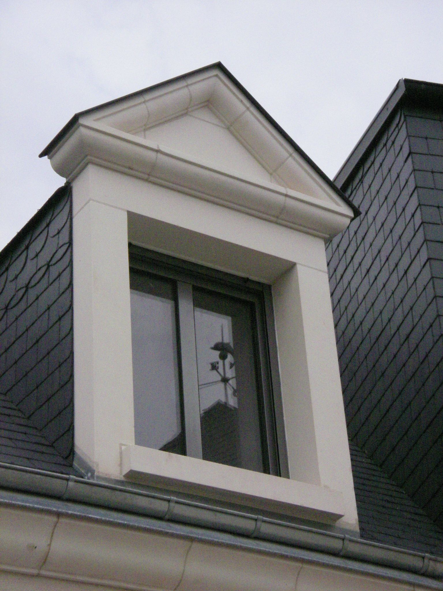 Encadrement sur toiture noire