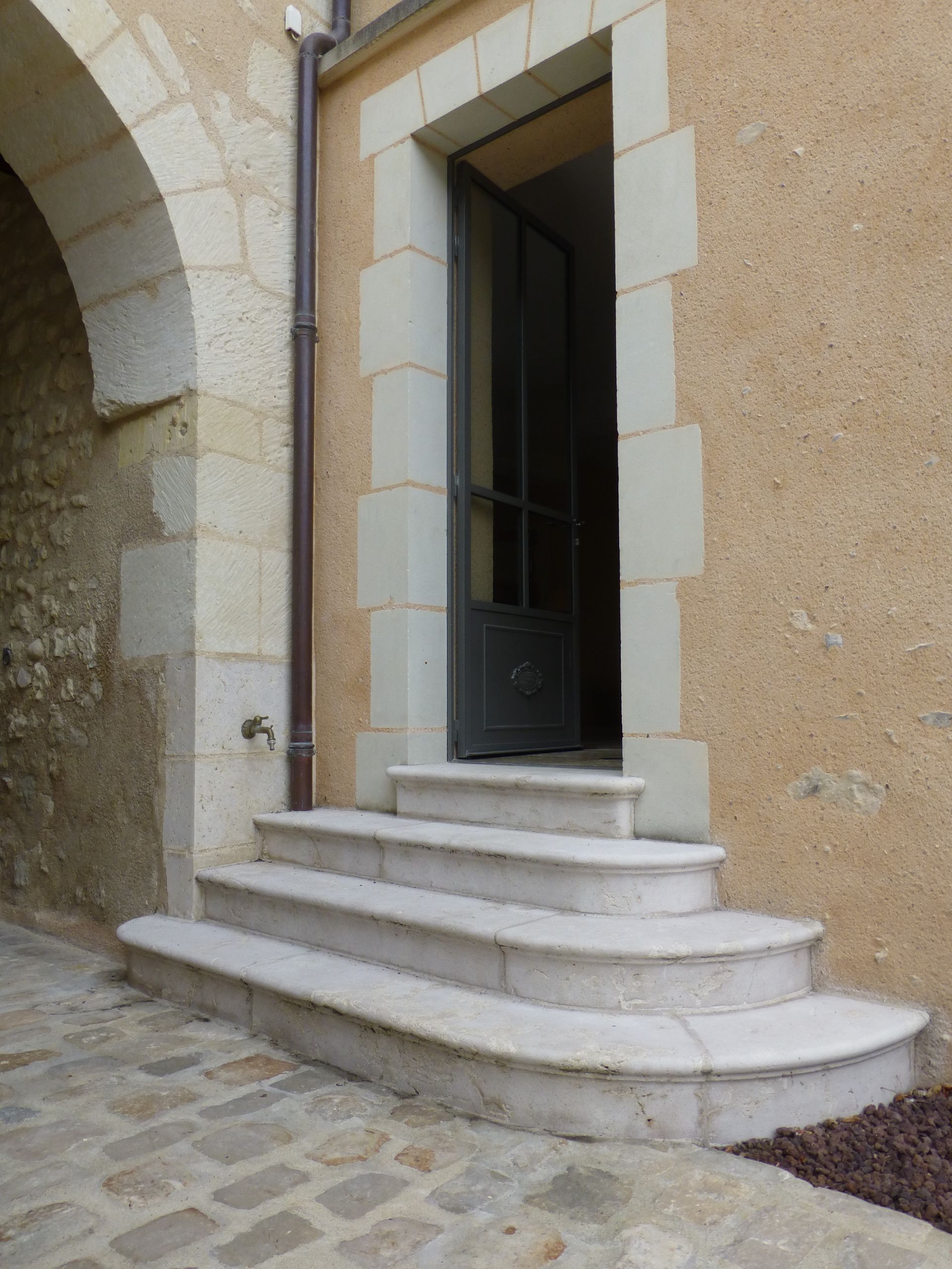 Encadrements géométriques sur mur beige