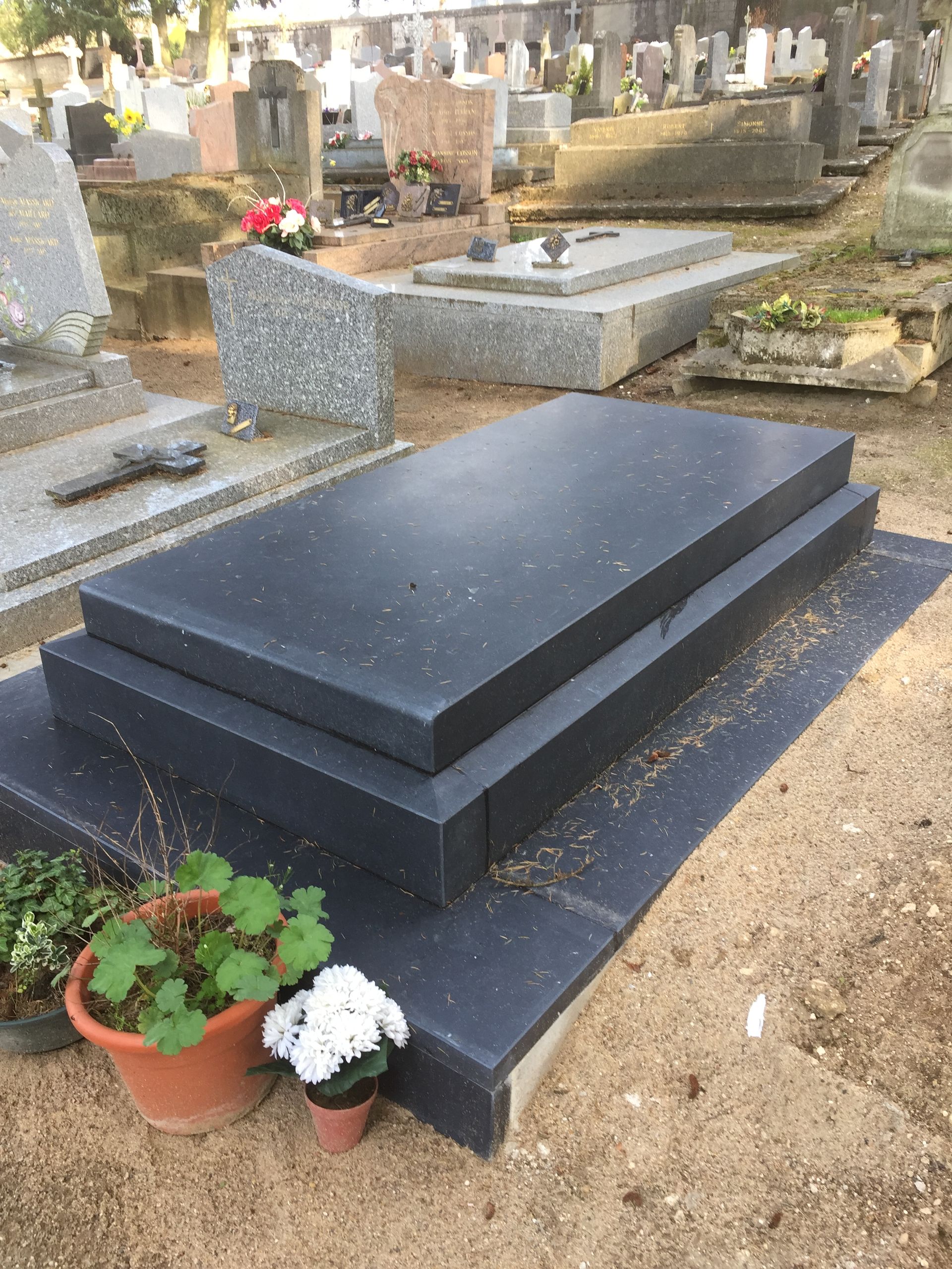 Monument funéraire noir