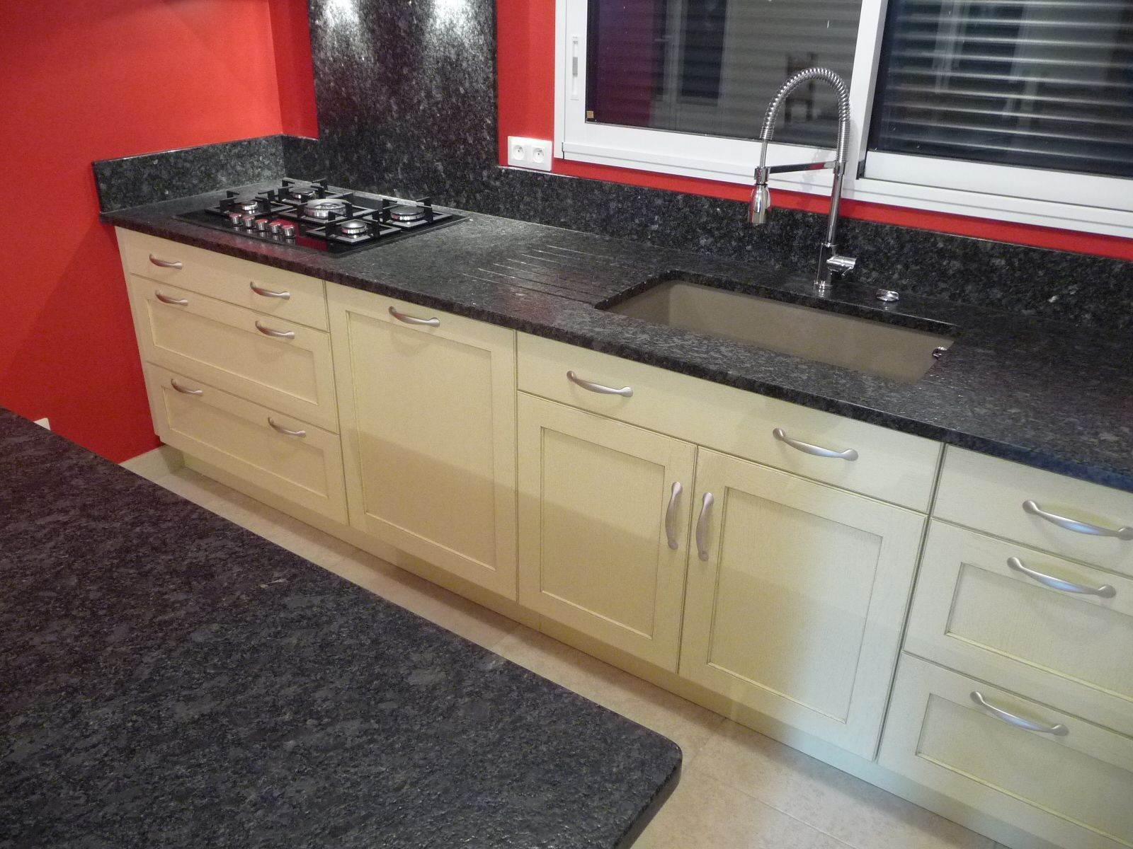 Cuisine noire avec gazinière