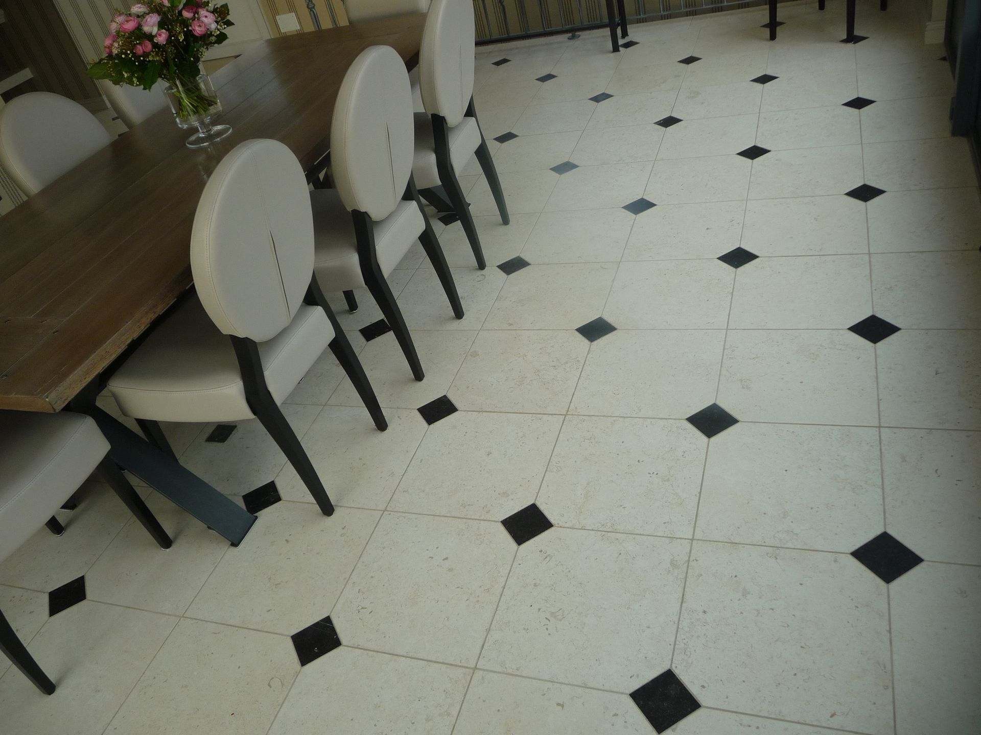 Carrelage intérieur avec chaises