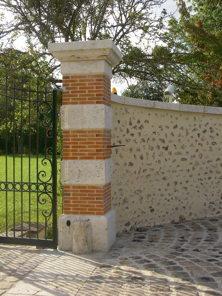 Colonne de portail en pierre et brique