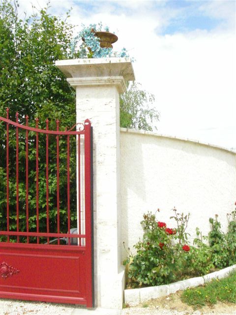 Colonne de portail rouge