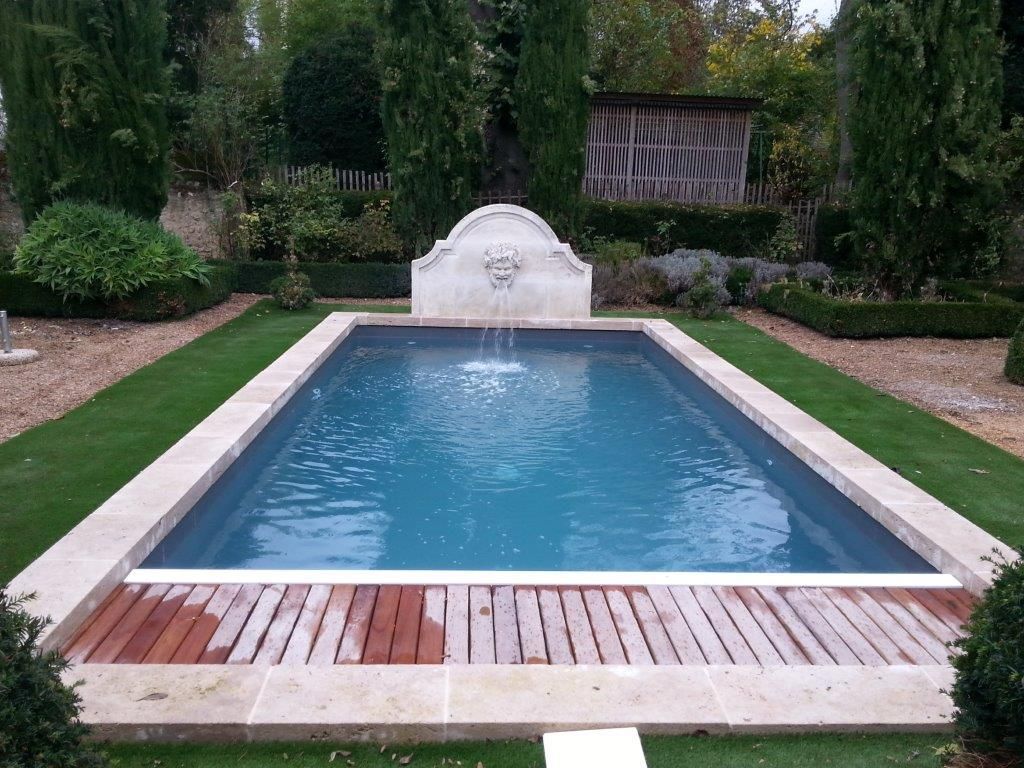 Piscine avec décoration en planche en bois