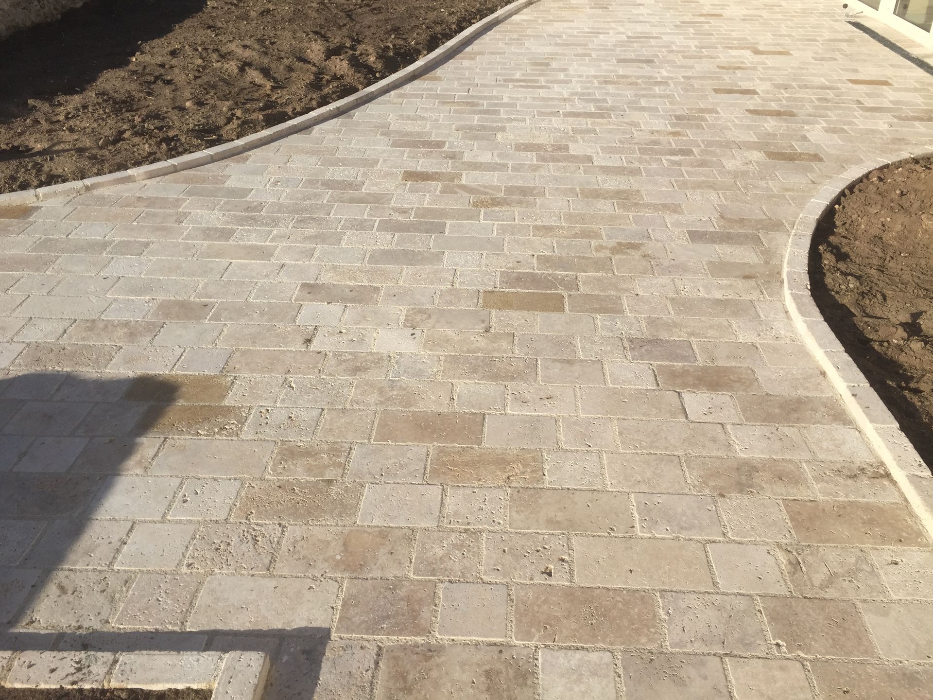 Allée en dalle beige