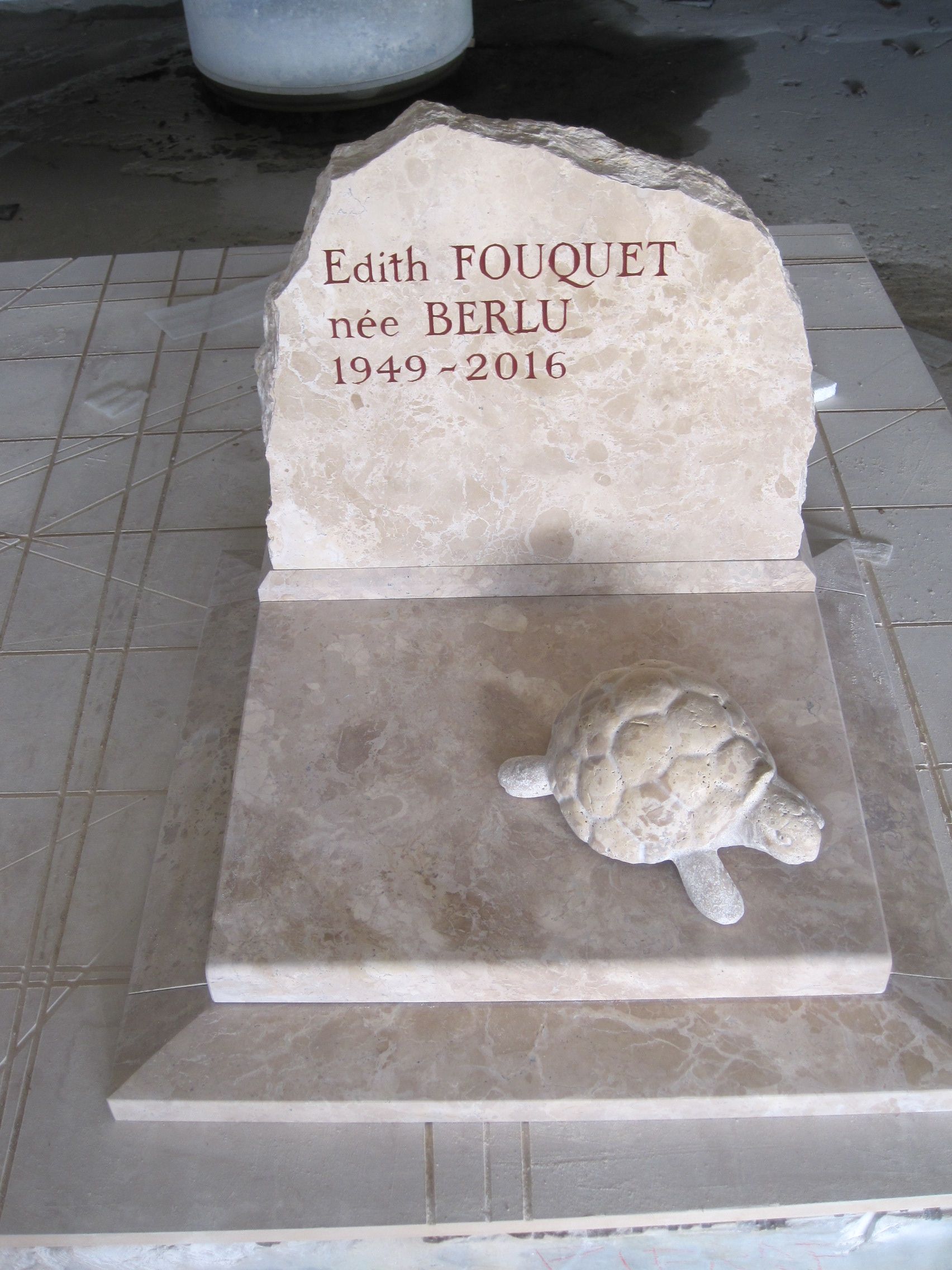 Pierre tombale avec statue de tortue