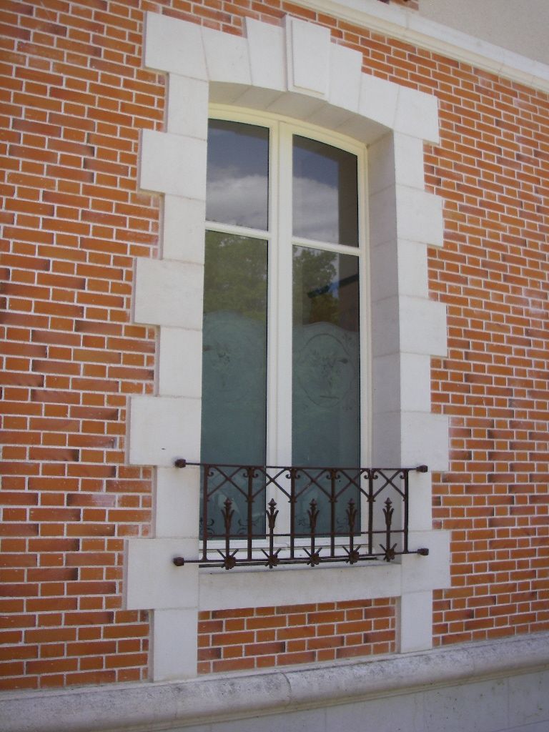 Encadrements géométiques sur mur en briques