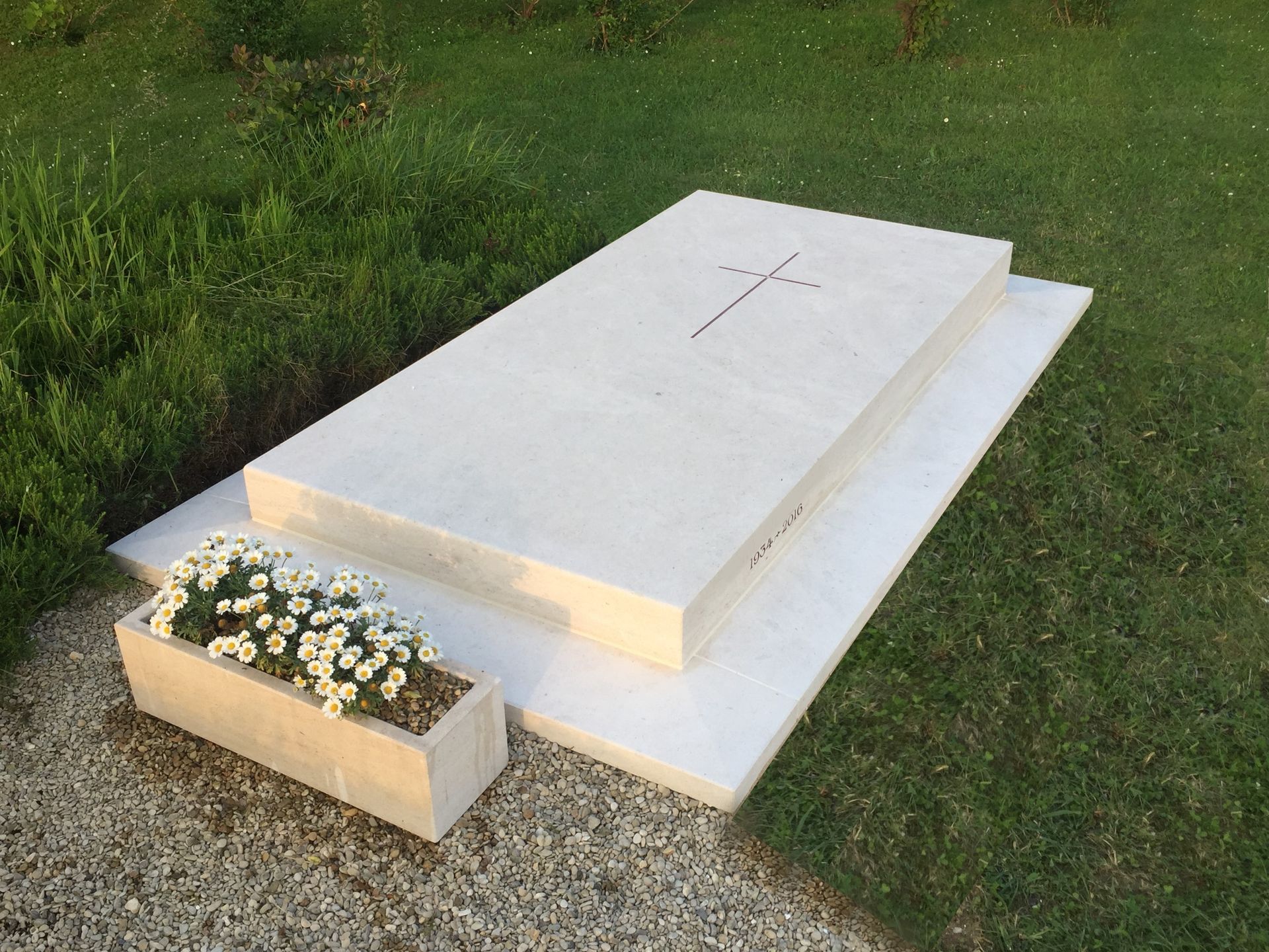 Monument funéraire avec gravure et croix