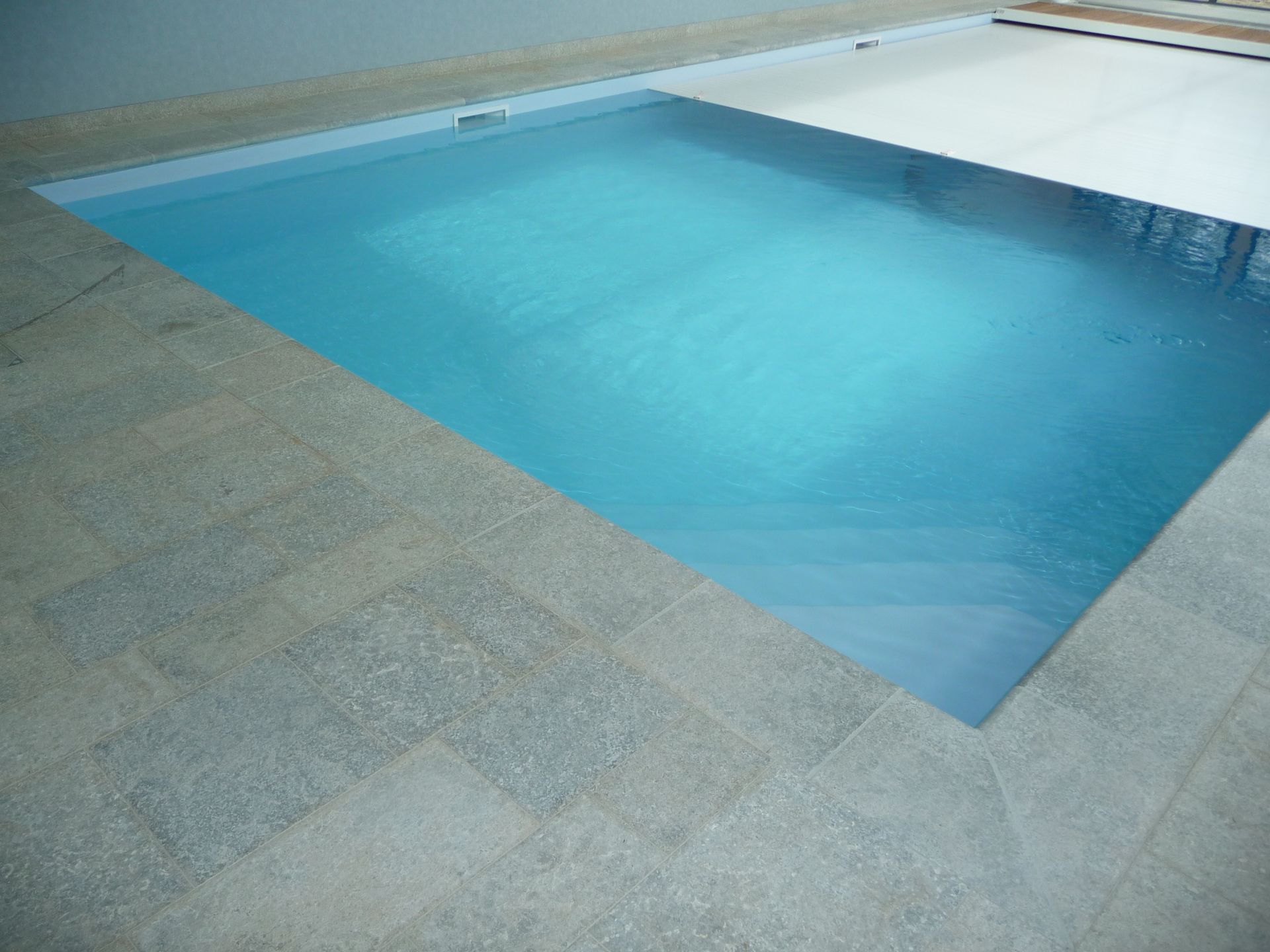 Contour de piscine en dalle grise