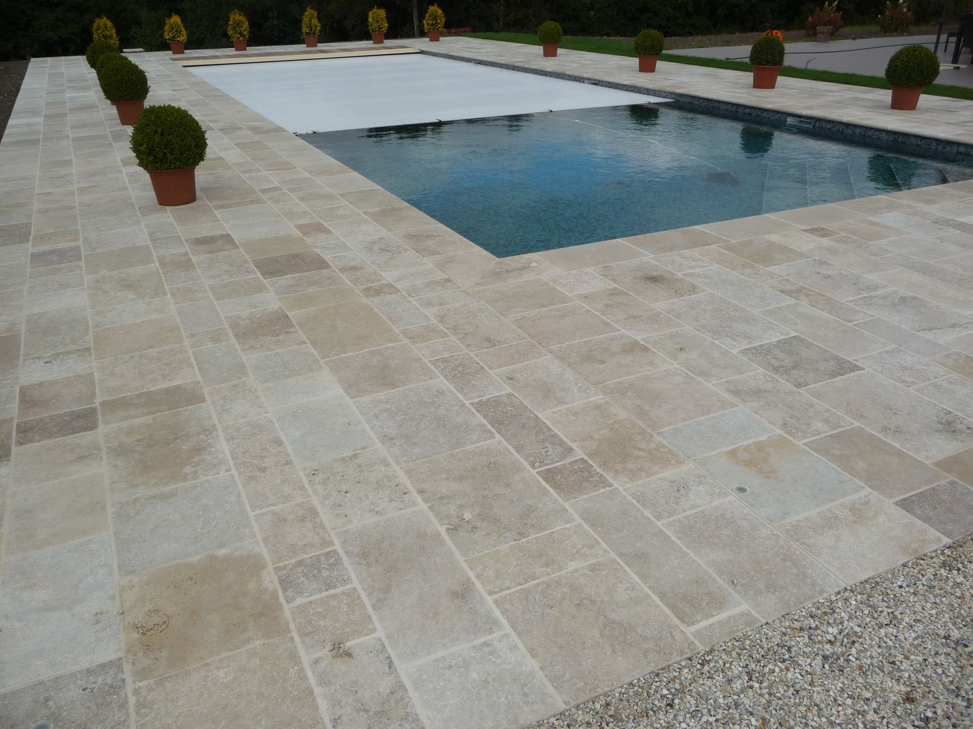 Contour de piscine en dalle blanche