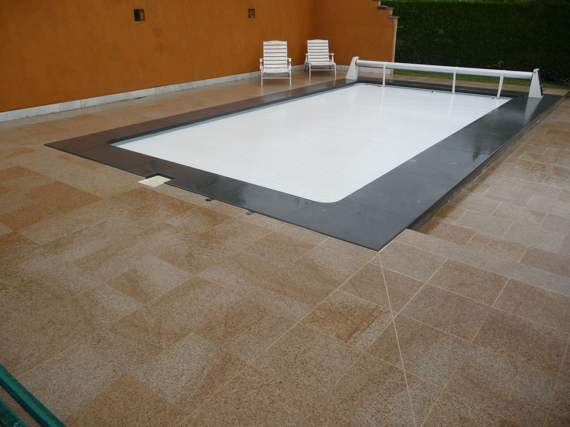 Contour de piscine en dalle couleur brique