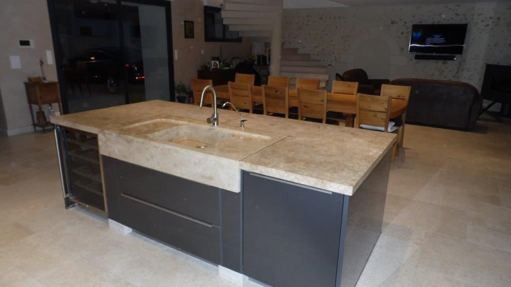 Cuisine entière granit beige et bois noir