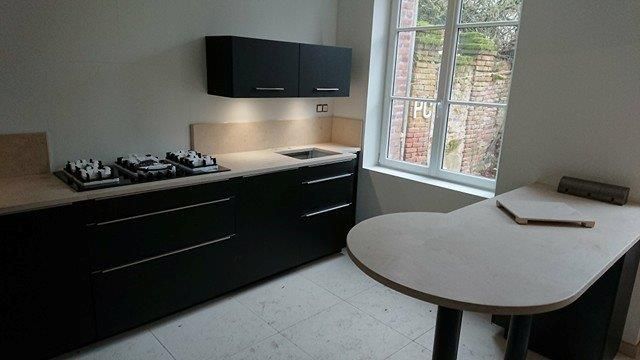 Cuisine noire plus table à manger