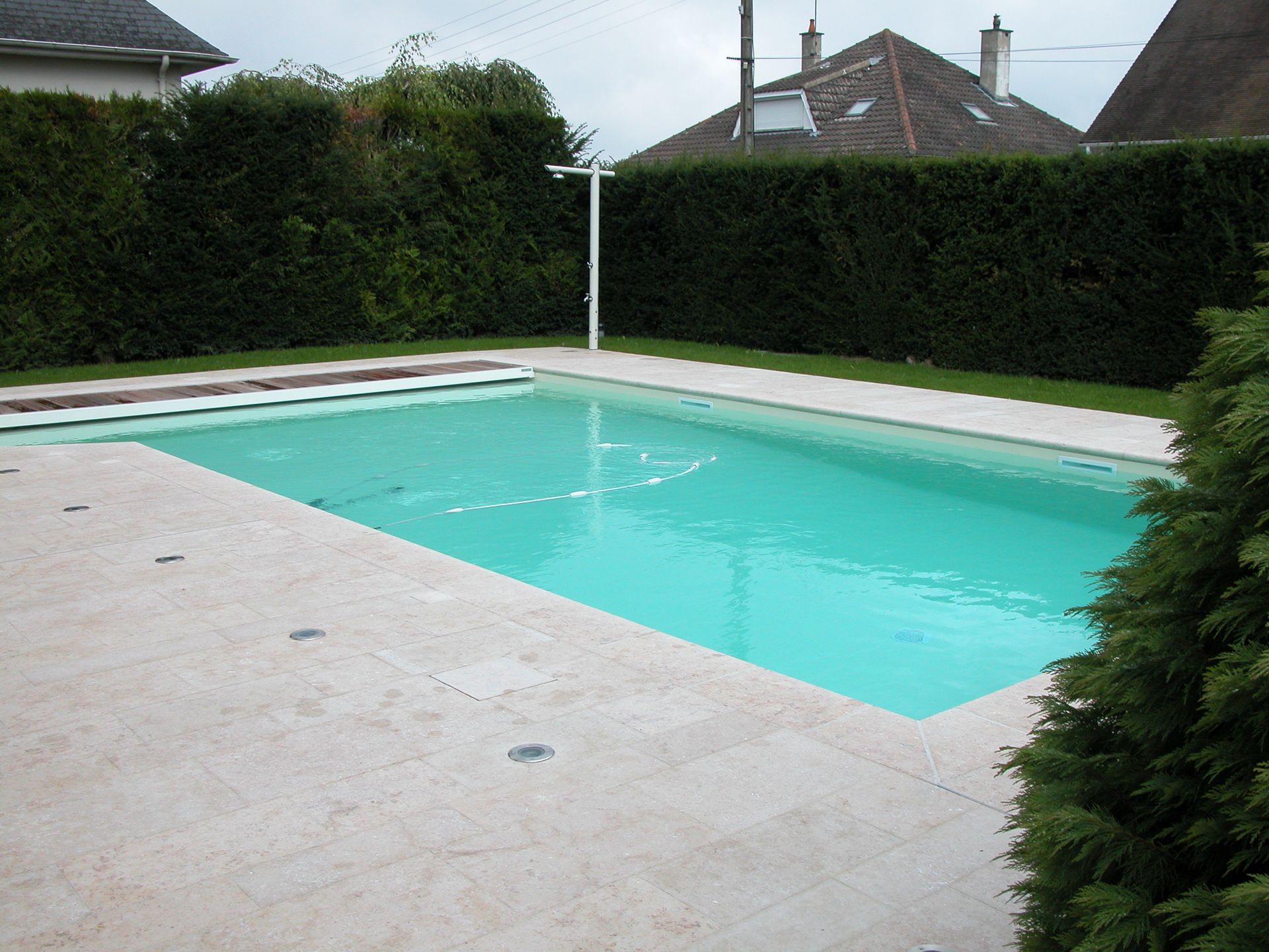 Contour de piscine en dalle beige