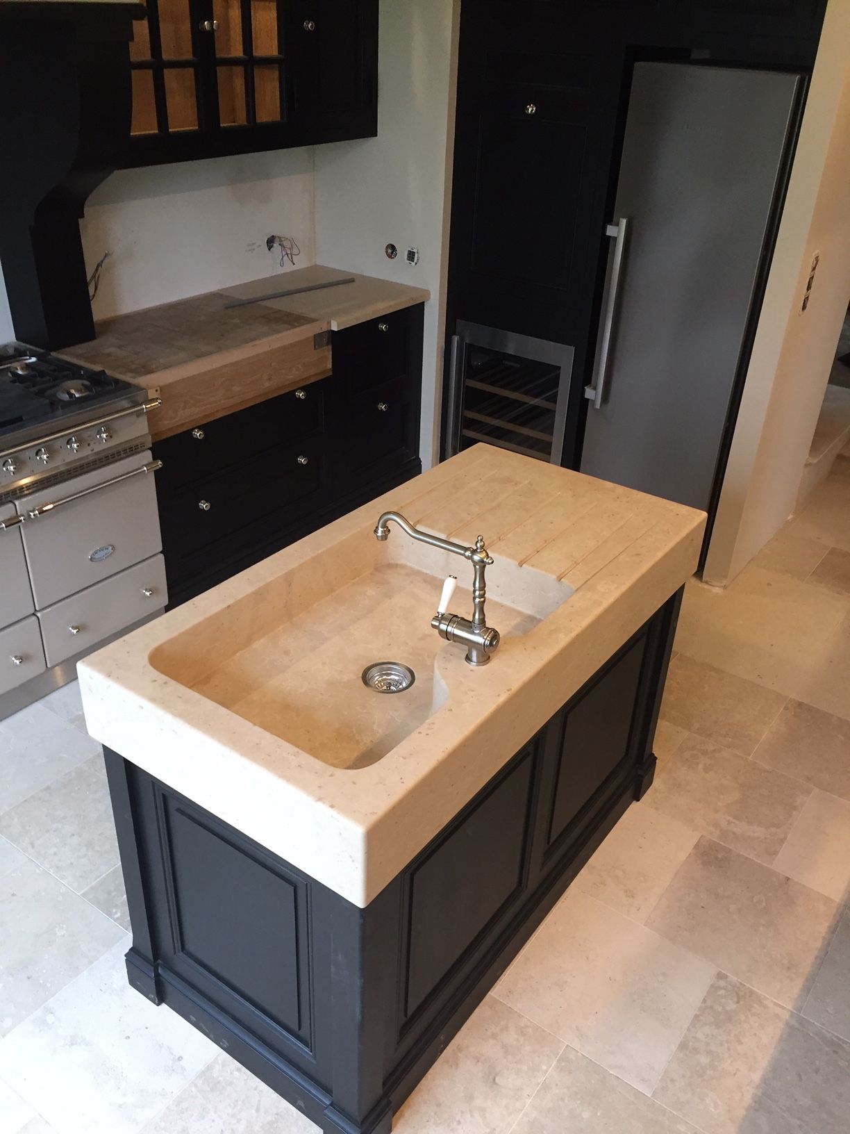 Cuisine entière granit  beige et bois noir zoom sur évier