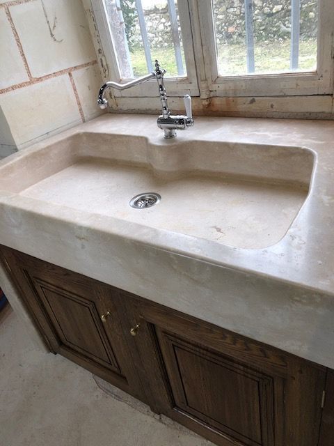 Évier en pierre blanc