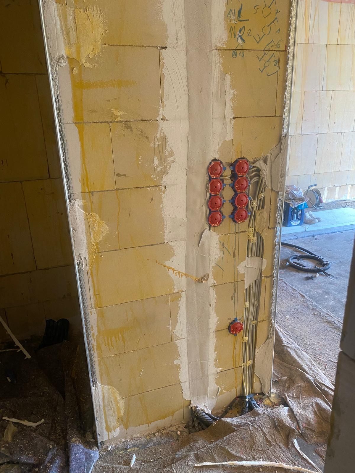 Verlegung und Installation von Kabeln und Steckdosen in einem Neubau