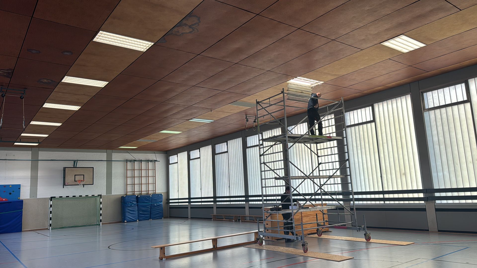 Renovierung und Reparatur von Deckenleuchten in einer Sporthalle