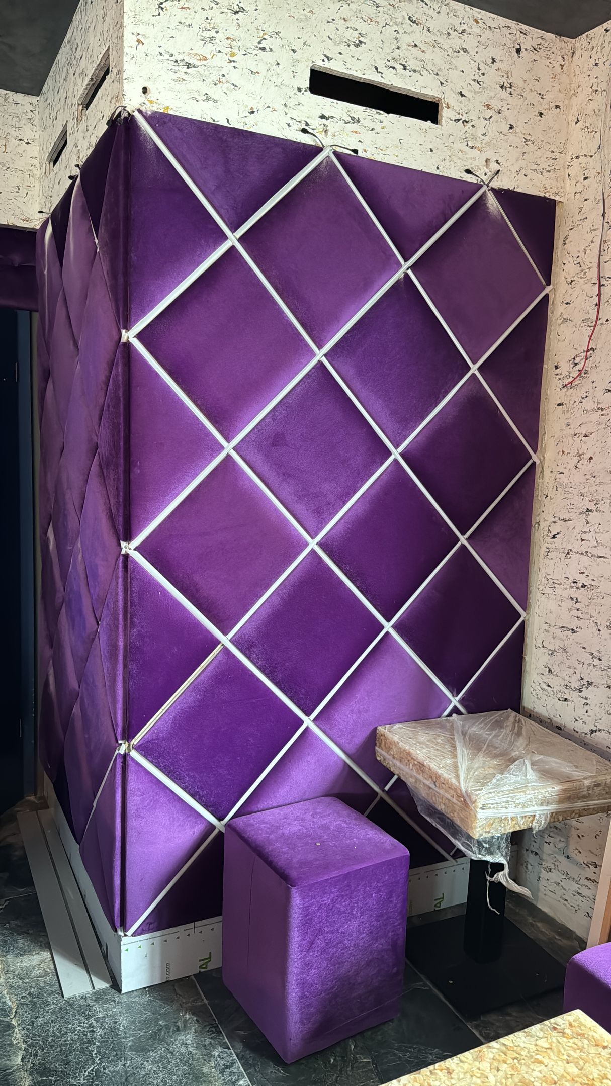 Lichtinstallationen an einer lila Wand