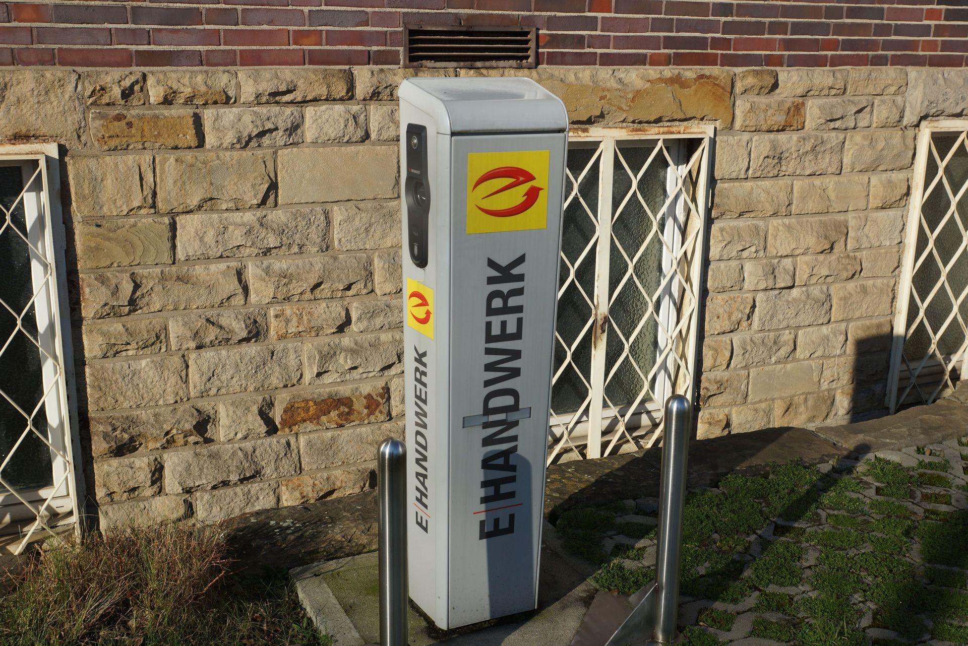 Installation einer E-Ladesäule von E-Handwerk