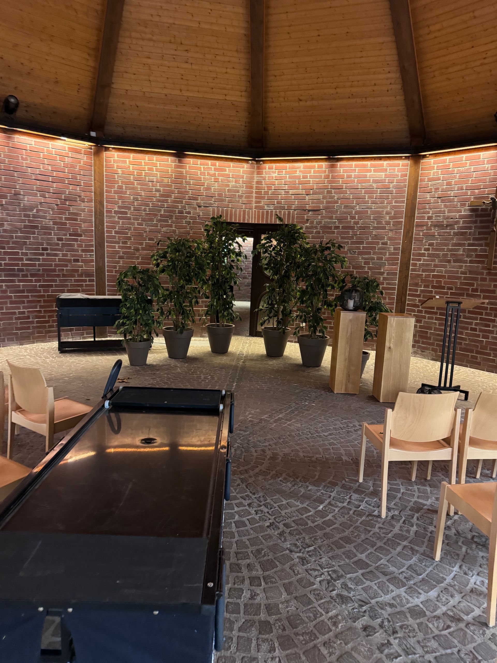 Lichtinstallationen in einer Kirche