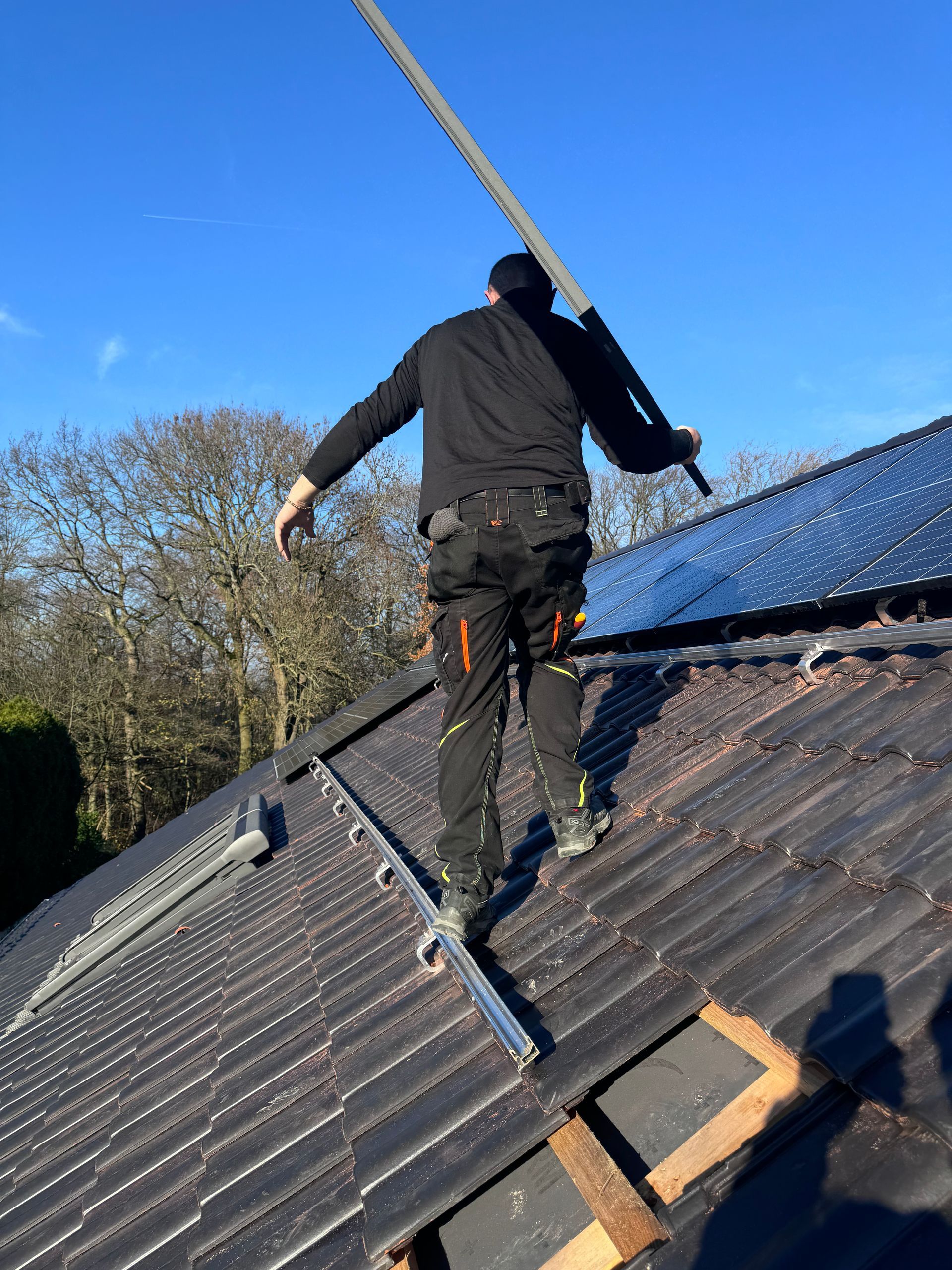 Installation von Solarpaneelen auf einem Dach