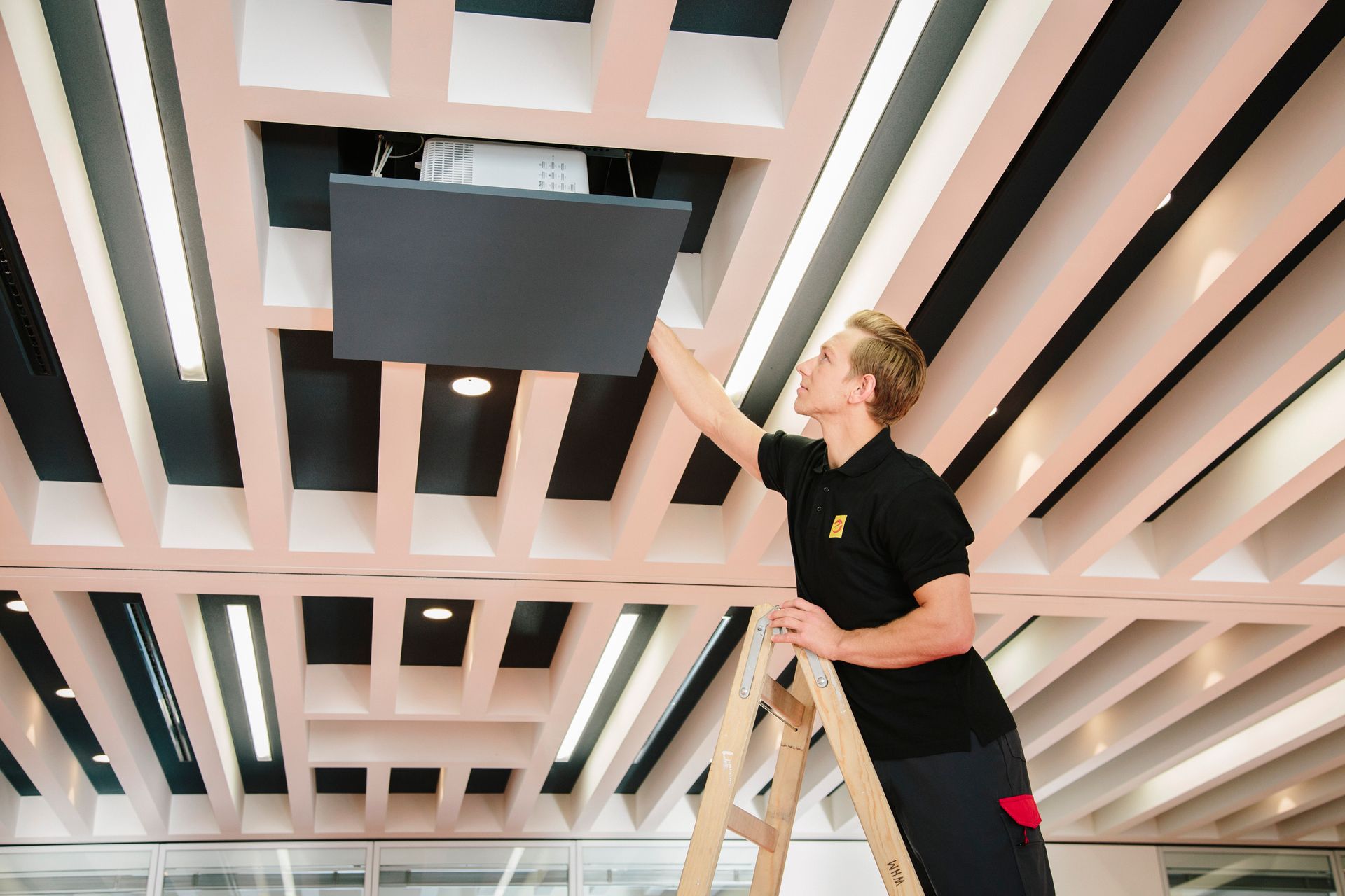 Installation, Wartung und Reparatur von Beamern