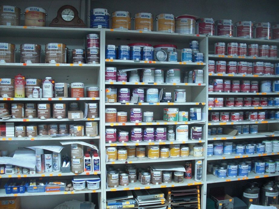 Ein Regal mit verschiedenen Farbbottichen