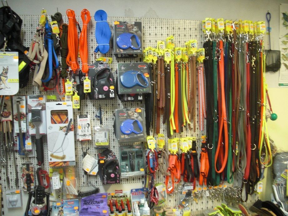 Heimtierbedarf hängt an der Wand