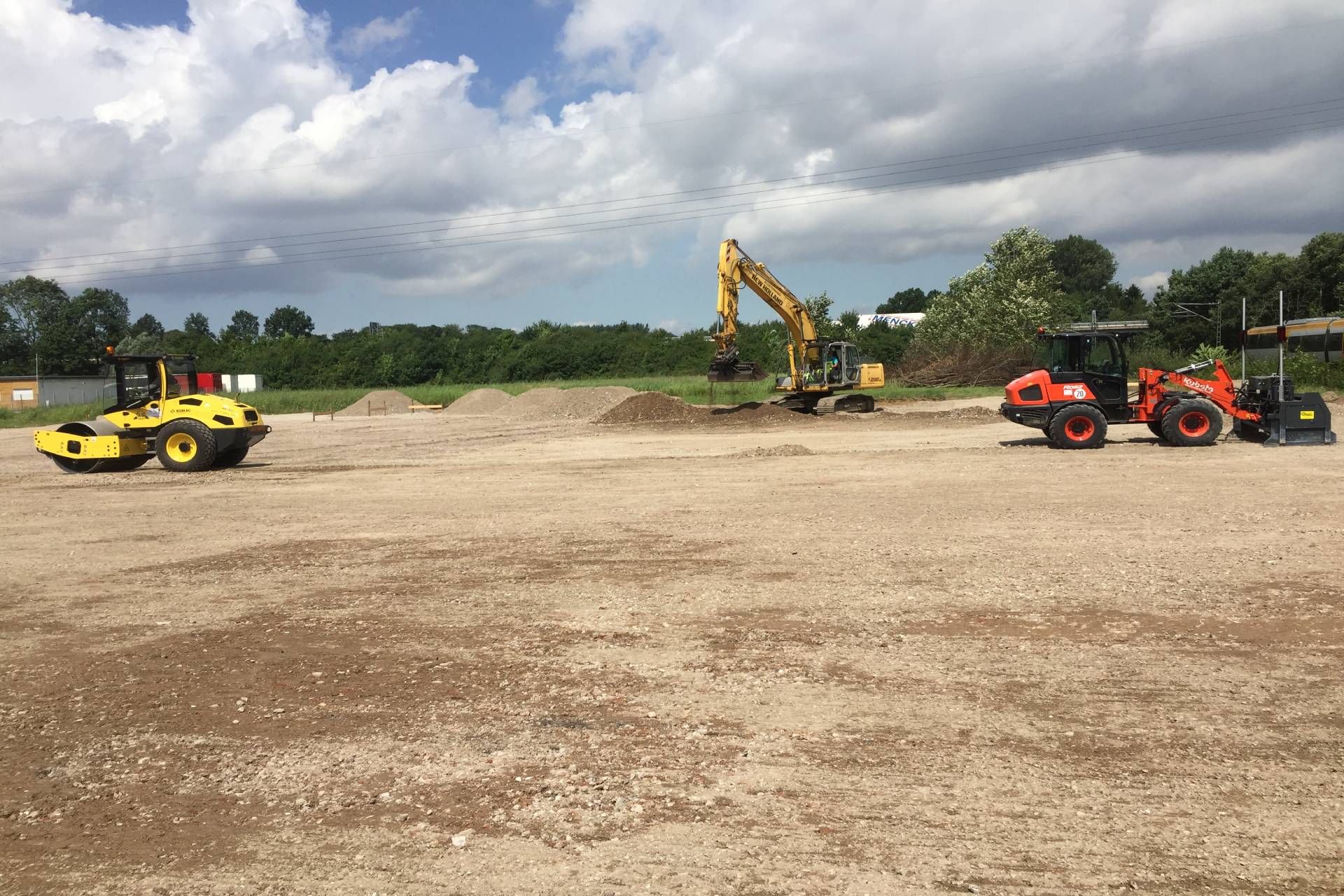 Ein gelb-schwarzer Traktor steht neben einem orangefarbenen Traktor in Kirchlengern