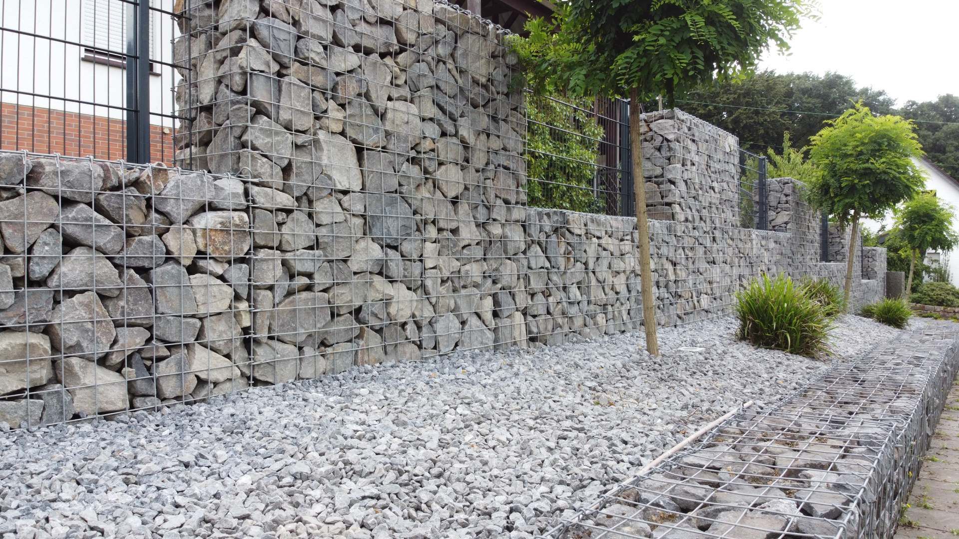 Eine Steinmauer mit einem Drahtzaun dahinter in Bad Oeynhausen