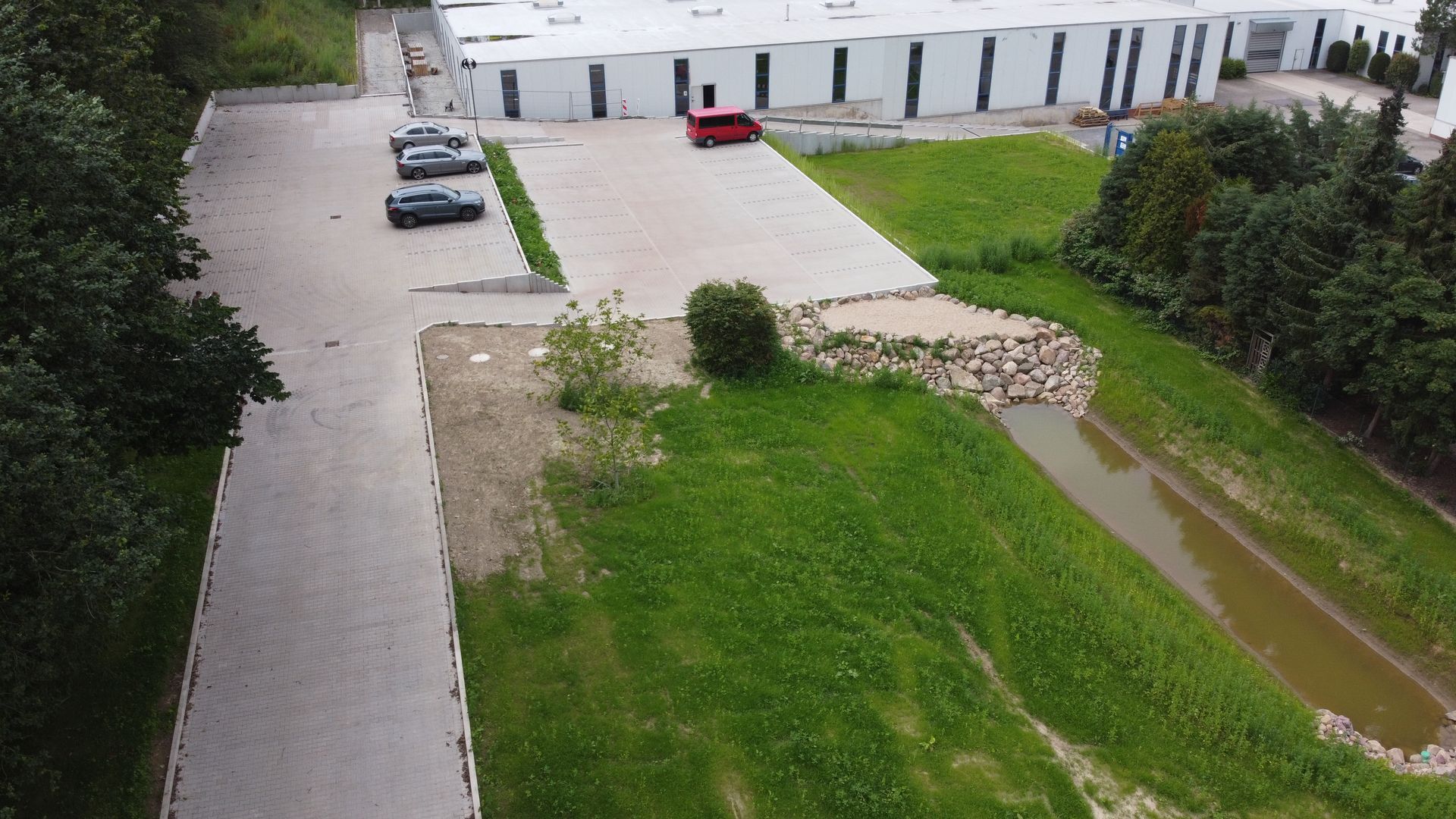 Eine Reihe von Autos, die vor einem großen Gebäude geparkt sind in Bad Oeynhausen