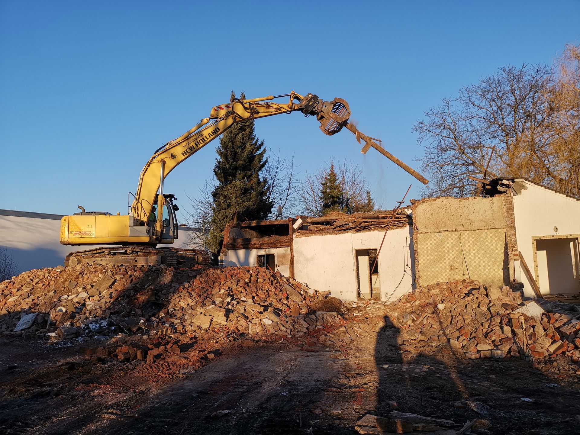 Ein Bulldozer reist ein Gebäude ab