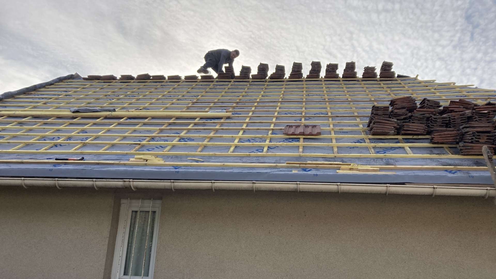 Installation de tuiles par notre artisan