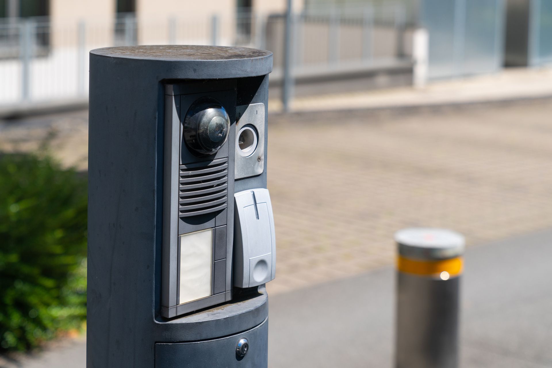 Borne d'entrée avec visiophone et sonnette