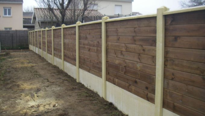 Clôture en béton et en bois