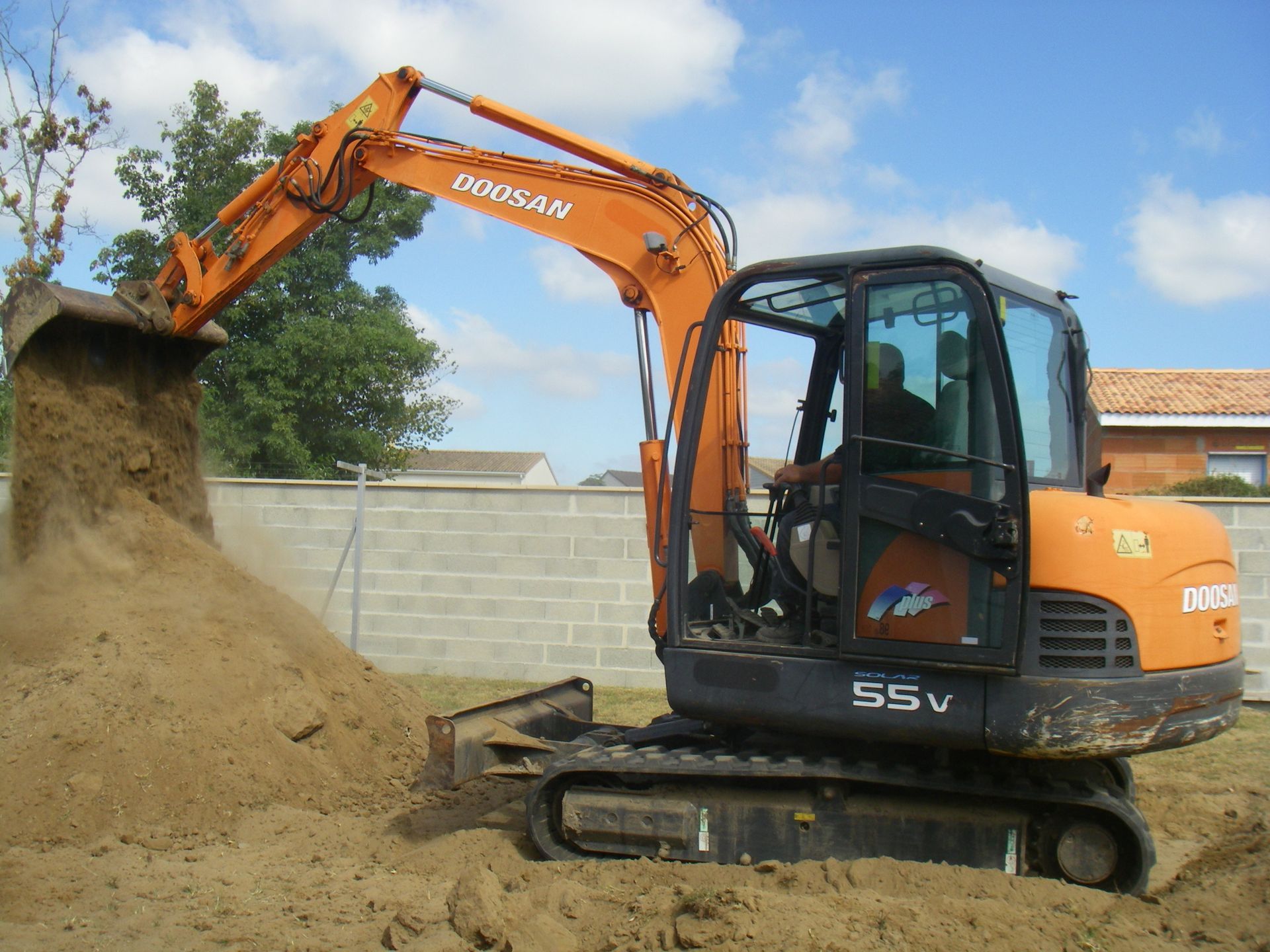 Mr Marc dans sa pelle de chantier