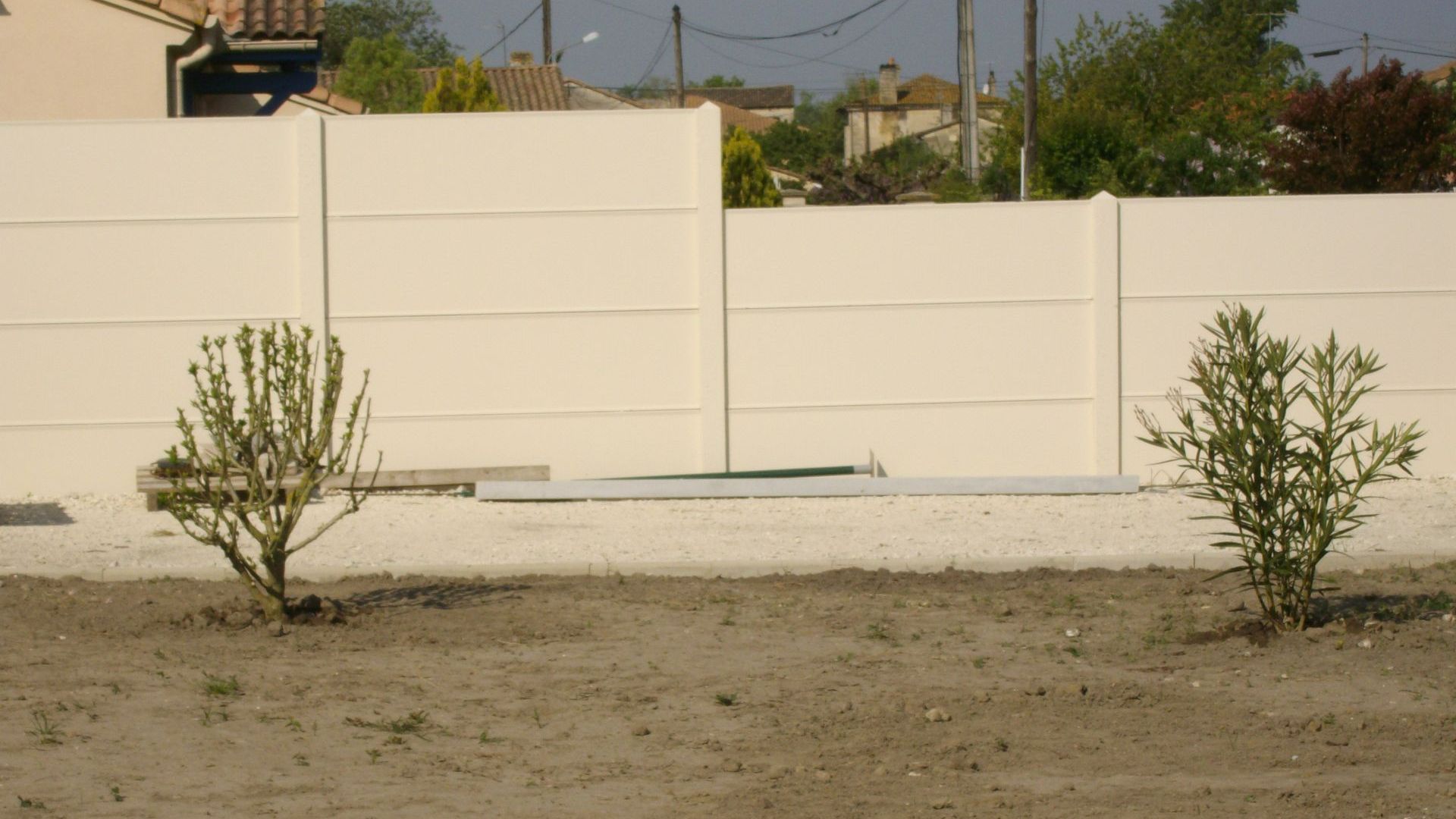 Clôture avec des plaques de béton beige