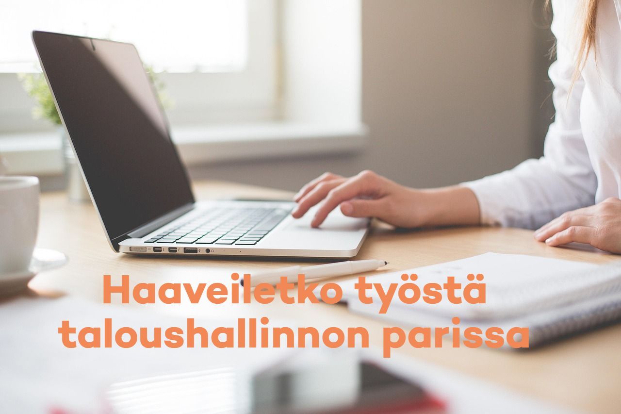 Nainen kirjoittaa kannettavalla tietokoneella työpöydän ääressä.