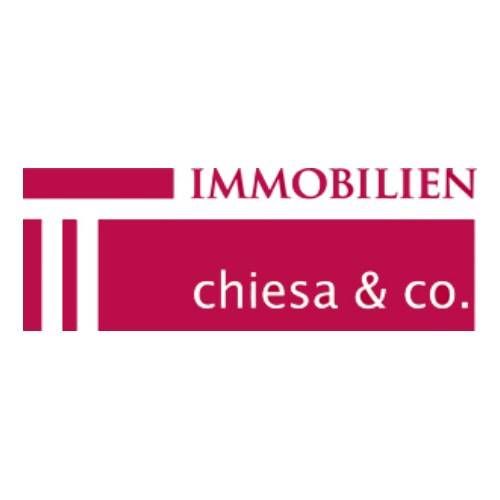 Logo für Immobilien chiesa & co. in Magenta und Weiss, mit stilisierten Gebäudelinien