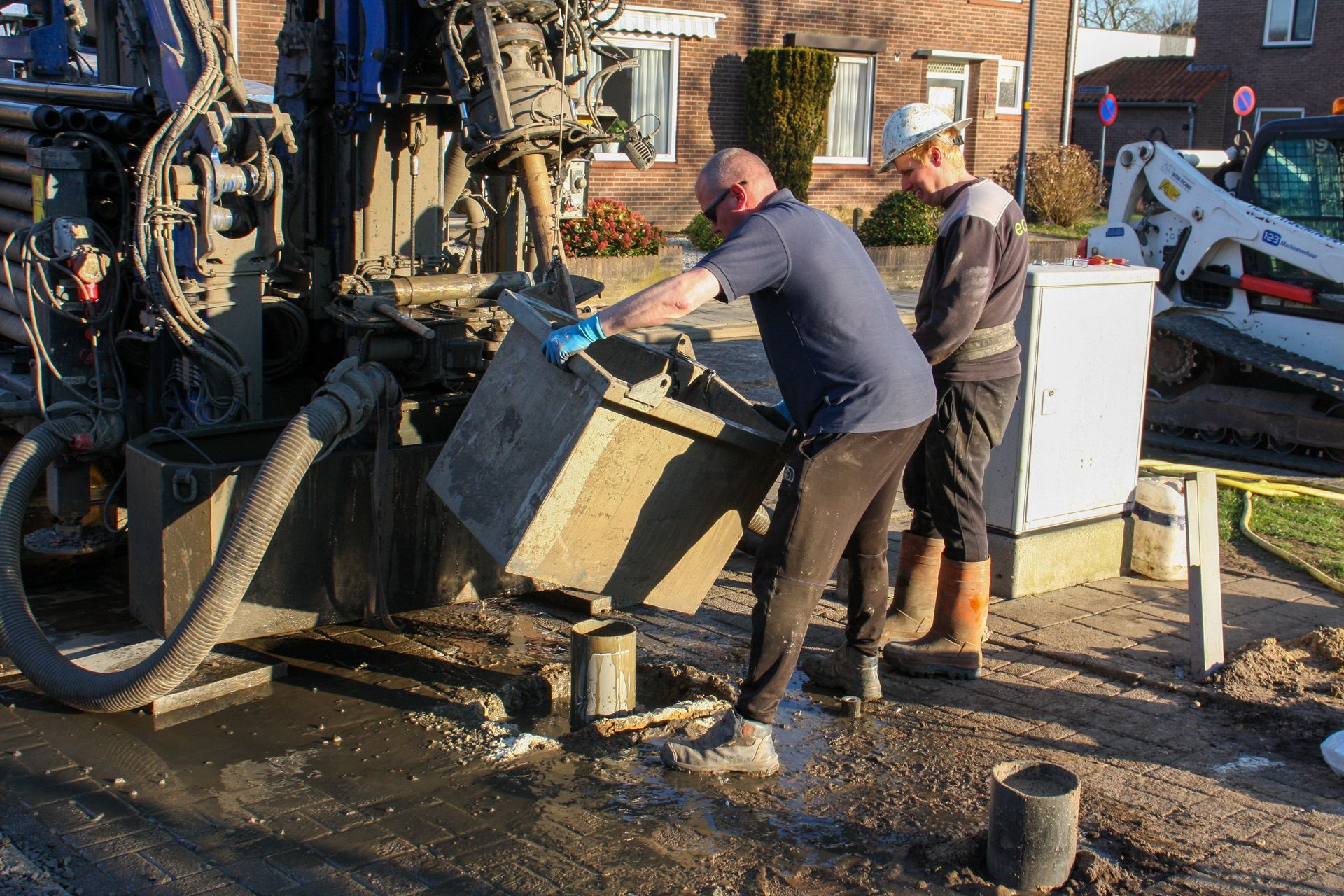 Industrieanlagenraum mit weissen Rohren, Ventilen und Geräten in einem sauberen Maschinenraum