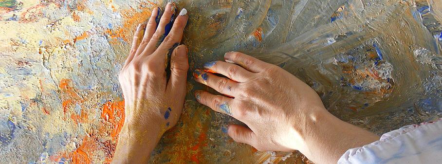 mains peinture
