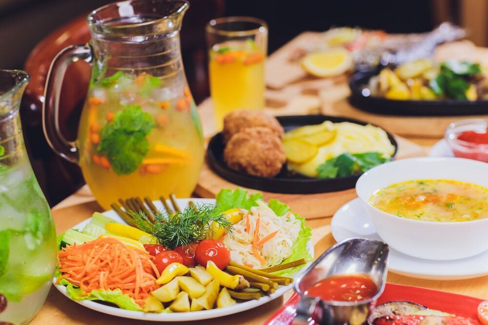 Una mesa cubierta con platos de comida y bebidas.