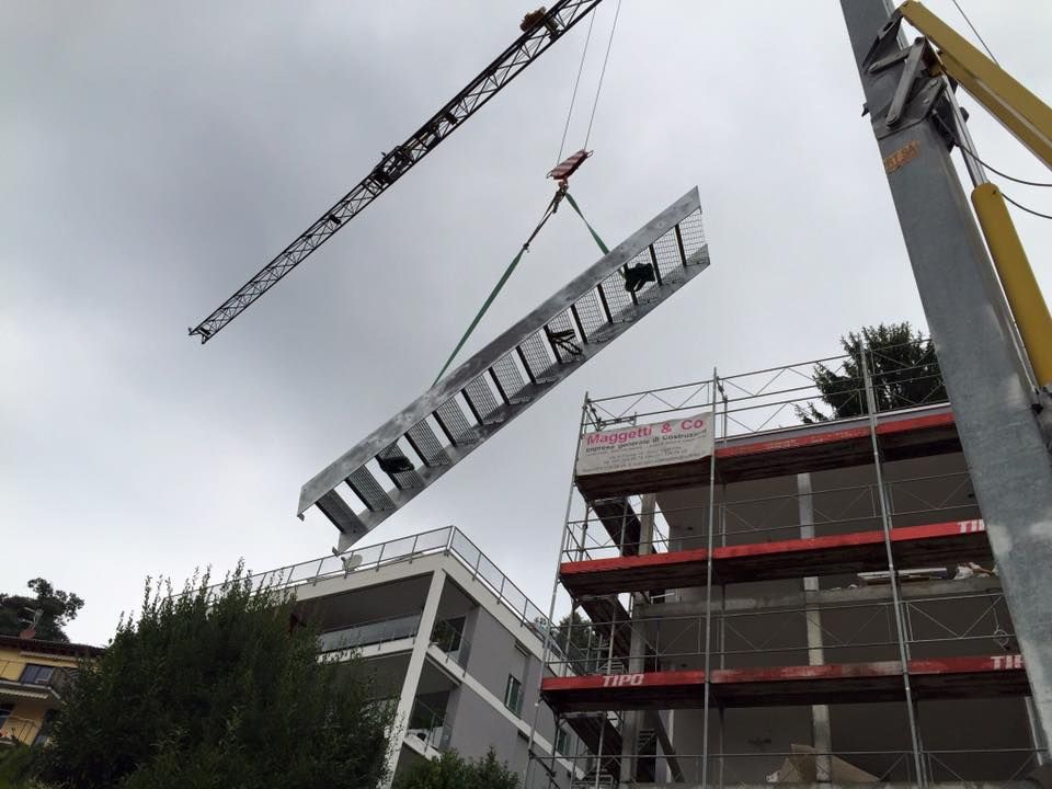 scala in metallo, appesa su gru - Fabrizio Bossi - Fabbro - Metalcostruzioni - Ticino