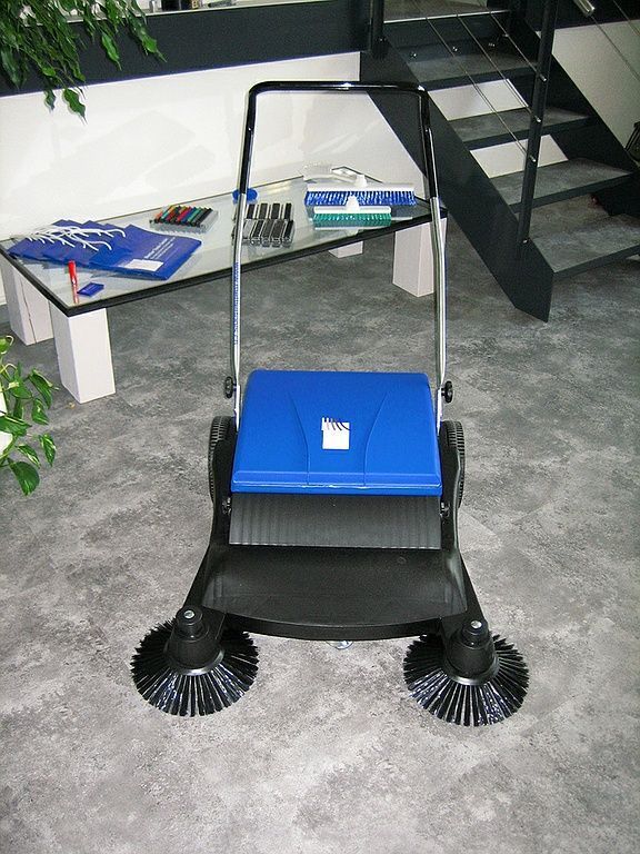 Gebäudereinigung Kleinkehrmaschine -Mettler Tools GmbH - Ebnat-Kappel