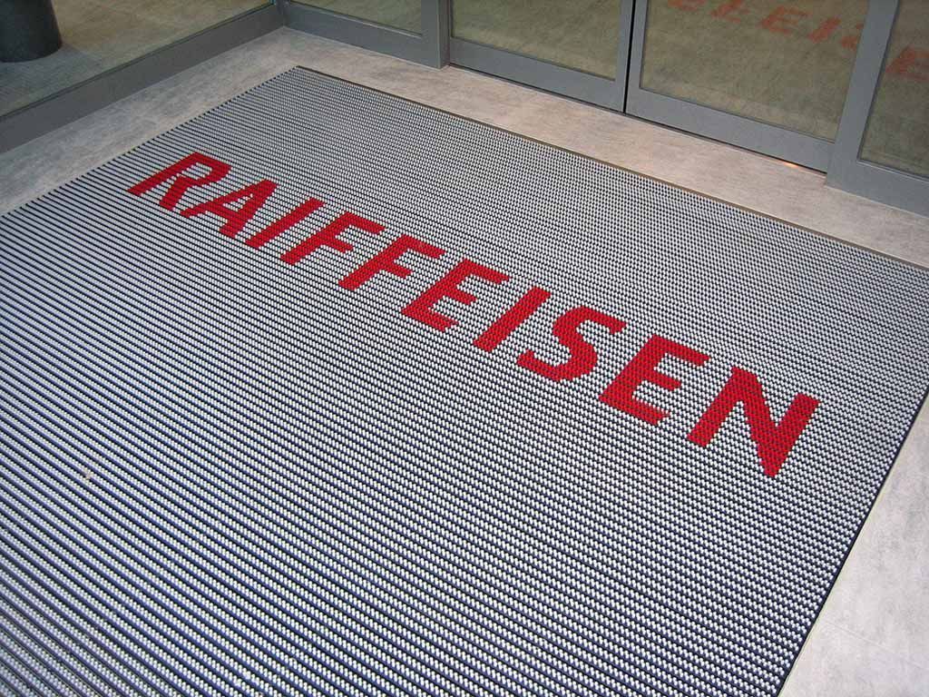 Schmutzschleusen - Bürstenmatte Logo Raiffeisen
