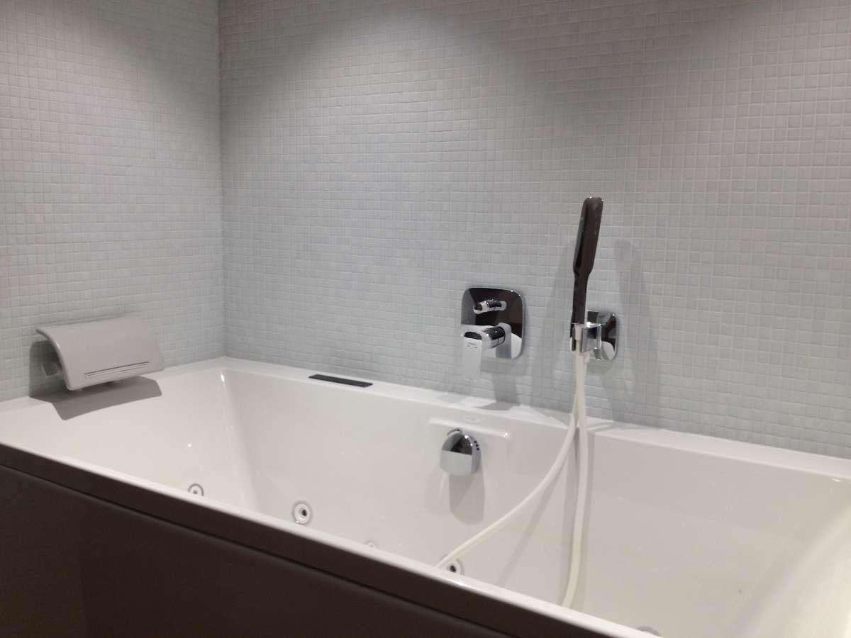 Michaud Pajot - Vendée (85) - Baignoire balnéo et robinetterie encastr