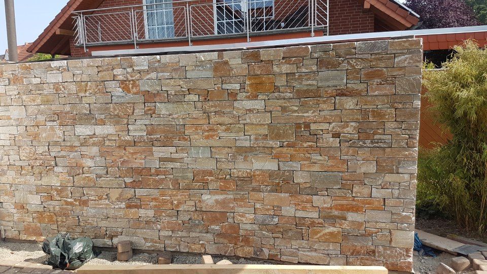 neue Mauer im Außenbereich