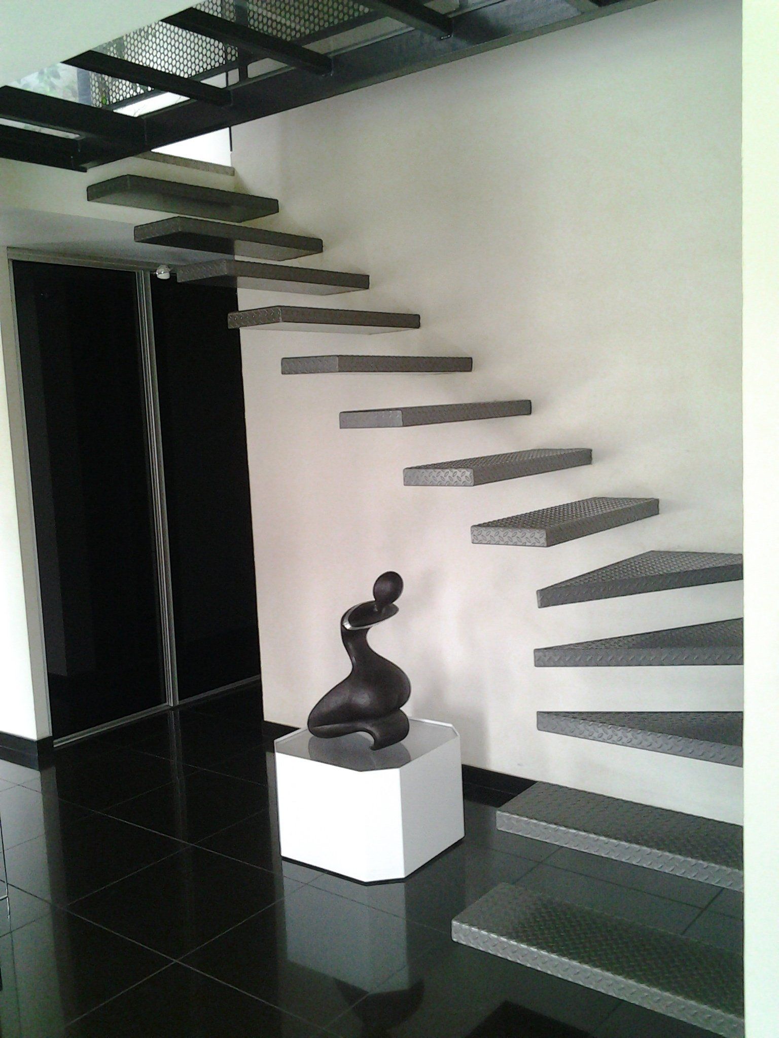 Escaliers flottants en plaque de fer