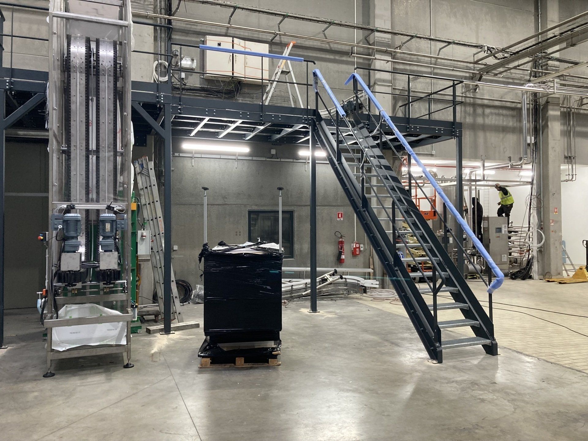 Plateforme IPN avec escaliers et garde-corps